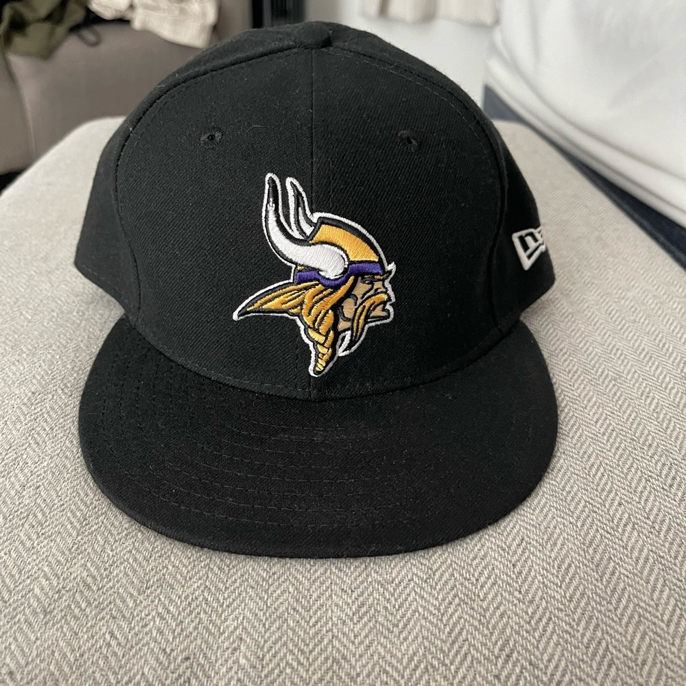 Minnesota Vikings Black New Era Fitted Hat. size 7 3/8